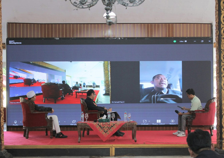 Bupati Sumenep Dr. H. Achmad Fauzi Wongsojudo hadir via zoom pada FGD Pembinaan Perusahaan Rokok Sumenep yang digelar di Pendopo Agung Keraton Sumenep, Kamis, 17/7/2025 (foto: IST) 