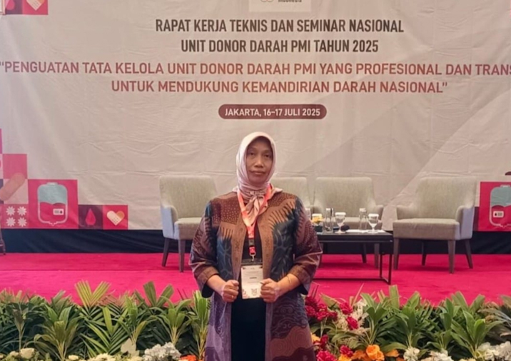 Direktur RSUD dr. H. Moh. Anwar Sumenep, dr. Erliyati, M.Kes saat menghadiri Rapat Kerja Teknis dan Seminar nasional Unit Donor Darah PMI Tahun 2025 di Jakarta, 16-17/7/2025 (foto: IST) 