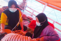 Dua bidan Puskesmas Gayam, Sri Wahyuni, dan Rinawati saat berjuang menyelamatkan nyawa ibu hamil, Jumat, 25/7/2025 (foto: IST) 