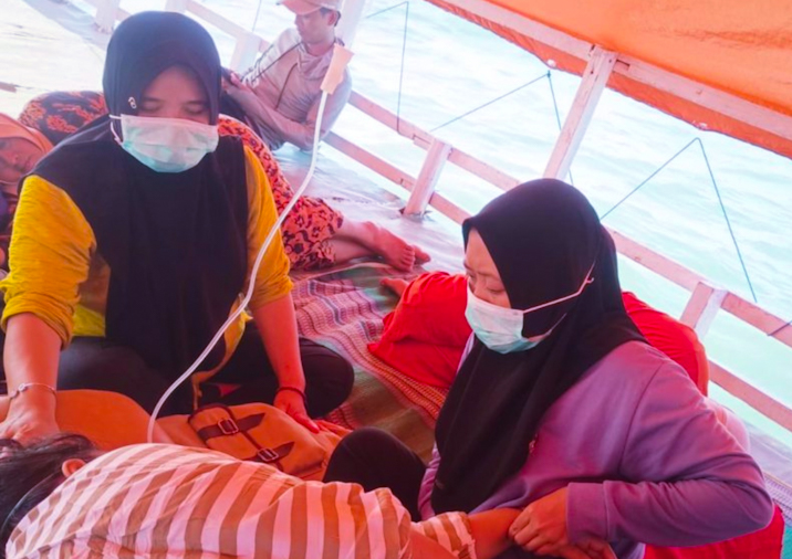 Dua bidan Puskesmas Gayam, Sri Wahyuni, dan Rinawati saat berjuang menyelamatkan nyawa ibu hamil, Jumat, 25/7/2025 (foto: IST) 