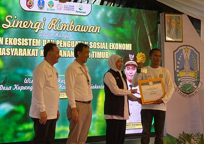 Penyerahan piagam penghargaan sebagai juara dua oleh Gubernur Jawa Timur Khofifah Indar Parawansa kepada KTH Jambul Kuning di Bukit Kayu Putih, Mojokerto, Selasa, 22/7/2025 (foto: IST)