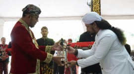 Salah satu empu dari Desa Aeng Tongtong menyerahkan Pusaka Keraton Sumenep yang sudah dijamas dan dikirab kepada Bupati Fauzi, Kamis, 3/7/2025 (foto: ist)