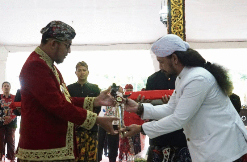 Salah satu empu dari Desa Aeng Tongtong menyerahkan Pusaka Keraton Sumenep yang sudah dijamas dan dikirab kepada Bupati Fauzi, Kamis, 3/7/2025 (foto: ist)