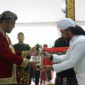 Salah satu empu dari Desa Aeng Tongtong menyerahkan Pusaka Keraton Sumenep yang sudah dijamas dan dikirab kepada Bupati Fauzi, Kamis, 3/7/2025 (foto: ist)