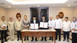 Menteri Ketenagakerjaan Yassierli dan Menteri Koperasi dan UKM Budi Arie Setiadi menandatangani Nota Kesepahaman Bersama kolaborasi membangun 80 ribu koperasi desa dan ciptakan 2 juta lapangan kerja di Kantor Kemnaker, Jakarta, Selasa, 7/7/2025 (foto: ist) 