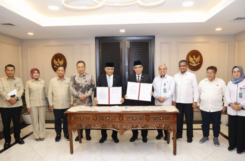 Menteri Ketenagakerjaan Yassierli dan Menteri Koperasi dan UKM Budi Arie Setiadi menandatangani Nota Kesepahaman Bersama kolaborasi membangun 80 ribu koperasi desa dan ciptakan 2 juta lapangan kerja di Kantor Kemnaker, Jakarta, Selasa, 7/7/2025 (foto: ist) 