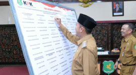Bupati Sumenep, Dr. H. Achmad Fauzi Wongsojudo menandatangani Pakta Integritas dan Komitmen Antikorupsi, Selasa, 19/8/2025 (foto: IST)