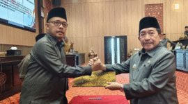 Wakil Bupati Sumenep, KH. Imam Hasyim menyerahkan naskah berita acara kepada Ketua DPRD Sumenep, H. Zainal Arifin (foto: IST) 