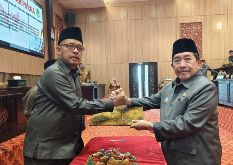 Wakil Bupati Sumenep, KH. Imam Hasyim menyerahkan naskah berita acara kepada Ketua DPRD Sumenep, H. Zainal Arifin (foto: IST) 