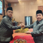 Wakil Bupati Sumenep, KH. Imam Hasyim menyerahkan naskah berita acara kepada Ketua DPRD Sumenep, H. Zainal Arifin (foto: IST) 