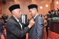 Ketua DPRD Sumenep H. Zainal Arifin menyematkan pin kepada Hairul Anam (foto: IST) 