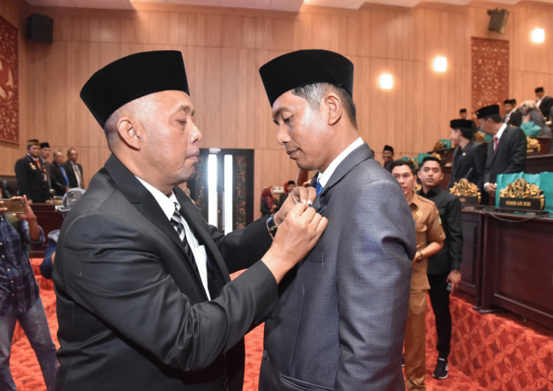 Ketua DPRD Sumenep H. Zainal Arifin menyematkan pin kepada Hairul Anam (foto: IST) 