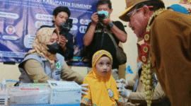 Wakil Bupati Sumenep, KH. Imam Hasyim memantau imunisasi campak di TK Rumah Pintar, Senin, 25/8/2025 (foto: IST) 