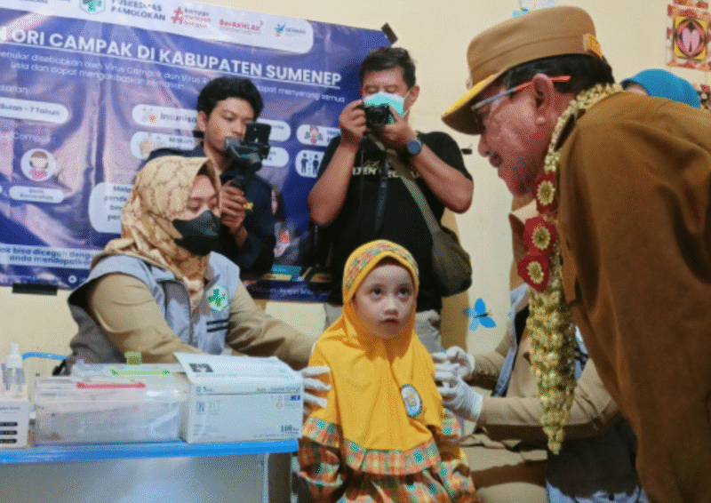 Wakil Bupati Sumenep, KH. Imam Hasyim memantau imunisasi campak di TK Rumah Pintar, Senin, 25/8/2025 (foto: IST) 