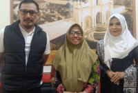 Rini Antika (kanan) foto bersama Kepala Dinas Kesehatan P2KB Sumenep, drg. Ellya Fardasah, M. Kes (for NOLESA.COM)