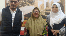 Rini Antika (kanan) foto bersama Kepala Dinas Kesehatan P2KB Sumenep, drg. Ellya Fardasah, M. Kes (for NOLESA.COM)