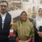 Rini Antika (kanan) foto bersama Kepala Dinas Kesehatan P2KB Sumenep, drg. Ellya Fardasah, M. Kes (for NOLESA.COM)