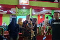 Direktur RSUD dr. H. Moh. Anwar Sumenep, dr. Erliyati, M.Kes di depan stand di area Madura Culture 2025 (foto: IST)