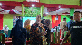 Direktur RSUD dr. H. Moh. Anwar Sumenep, dr. Erliyati, M.Kes di depan stand di area Madura Culture 2025 (foto: IST)