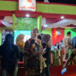 Direktur RSUD dr. H. Moh. Anwar Sumenep, dr. Erliyati, M.Kes di depan stand di area Madura Culture 2025 (foto: IST)