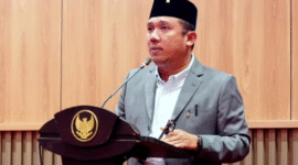 Ketua Komisi I DPRD Sumenep, Darul Hasyim Fath saat membacakan tata tertib fit and proper test calon komisioner KI Sumenep masa jabatan 2025-2029 (foto: IST) 