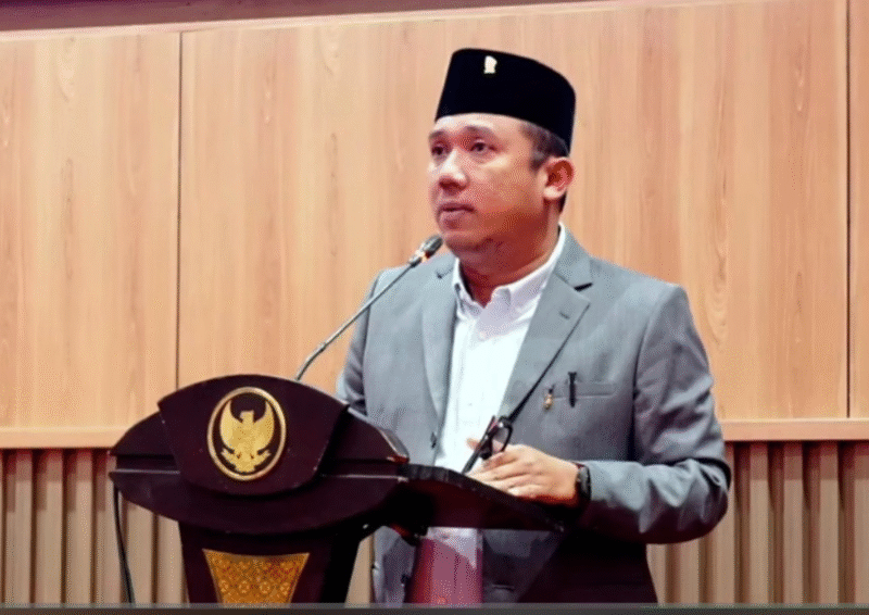 Ketua Komisi I DPRD Sumenep, Darul Hasyim Fath saat membacakan tata tertib fit and proper test calon komisioner KI Sumenep masa jabatan 2025-2029 (foto: IST) 