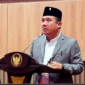 Ketua Komisi I DPRD Sumenep, Darul Hasyim Fath saat membacakan tata tertib fit and proper test calon komisioner KI Sumenep masa jabatan 2025-2029 (foto: IST) 