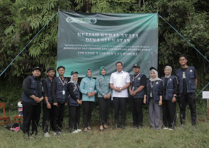 Mahasiswa KKN dari 3 universitas foto bersama dengan Wabup Wonosobo Amir Husein usai acara penguatan ketahanan pangan di Lapangan Desa Slukatan, Kecamatan Mojotengah, Rabu pagi 30/7/2025