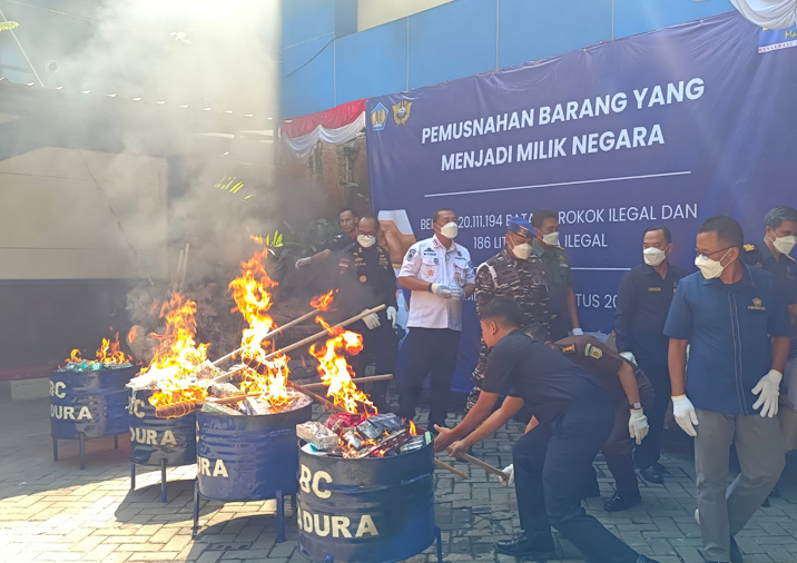 Pemusnahan barang ilegal hasil penindakan Bea Cukai Madura, Rabu, 6/8/2025 (foto: NOLESA.COM) 