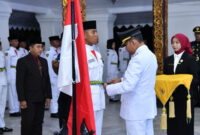 Bupati Sumenep, Dr. H. Achmad Fauzi Wongsojudo secara simbolis memasang kendit  kepada perwakilan Paskibraka sebagai tanda pengukuhan, Jumat, 15/8/2025 (foto: IST) 