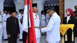 Bupati Sumenep, Dr. H. Achmad Fauzi Wongsojudo secara simbolis memasang kendit  kepada perwakilan Paskibraka sebagai tanda pengukuhan, Jumat, 15/8/2025 (foto: IST) 