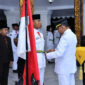 Bupati Sumenep, Dr. H. Achmad Fauzi Wongsojudo secara simbolis memasang kendit  kepada perwakilan Paskibraka sebagai tanda pengukuhan, Jumat, 15/8/2025 (foto: IST) 