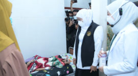 Gubernur Jatim, Khofifah Indar Parawansa menjenguk penderita campak yang sedang dirawat di RSUD dr. H. Moh. Anwar Sumenep, Sabtu, 23/8/2025 (foto: IST) 