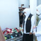 Gubernur Jatim, Khofifah Indar Parawansa menjenguk penderita campak yang sedang dirawat di RSUD dr. H. Moh. Anwar Sumenep, Sabtu, 23/8/2025 (foto: IST) 