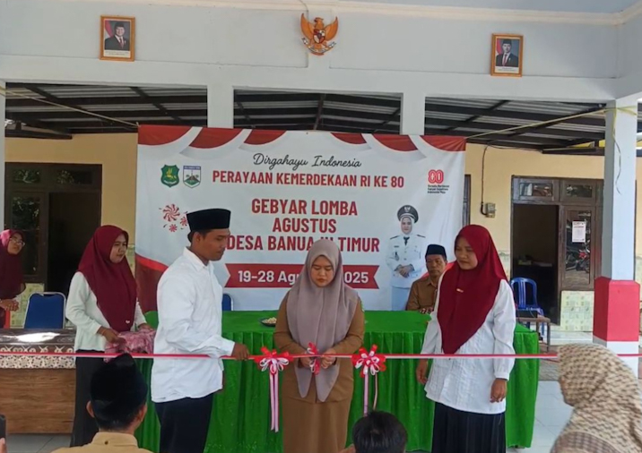 Kepala Desa Banuaju Timur, Dian Megawati, SE menggunting pita pada pembukaan acara HUT ke-80 RI di Balai Desa setempat (foto: for NOLESA.COM) 