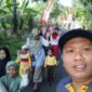 Sekretaris Desa Totosan, Mawardi memantau pelaksanaan JJS Kemerdekaan, Minggu, 24/8/2025 (foto: for NOLESA.COM) 