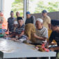 H. Mukmin owner PR Bahagia saat membeli tembakau petani, Kamis, 28/8/2025 (foto: NOLESA.COM) 