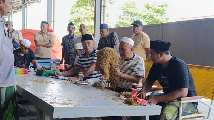H. Mukmin owner PR Bahagia saat membeli tembakau petani, Kamis, 28/8/2025 (foto: NOLESA.COM) 