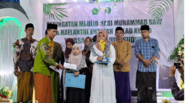 Baznas Salurkan Program Sumenep Cerdas kepada Pelajar MDT Misbahus Sudur Banuaju Timur, Kamis malam, 11/9/2025 (foto: NOLESA.COM)