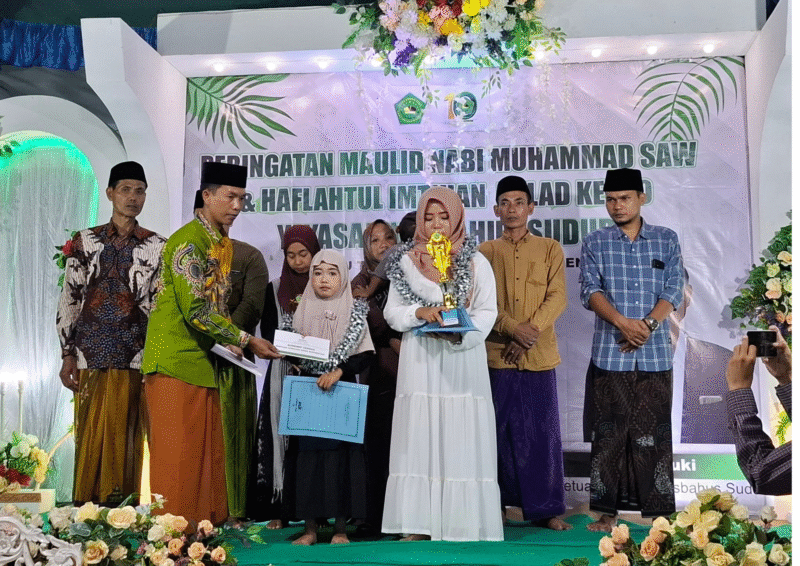 Baznas Salurkan Program Sumenep Cerdas kepada Pelajar MDT Misbahus Sudur Banuaju Timur, Kamis malam, 11/9/2025 (foto: NOLESA.COM)
