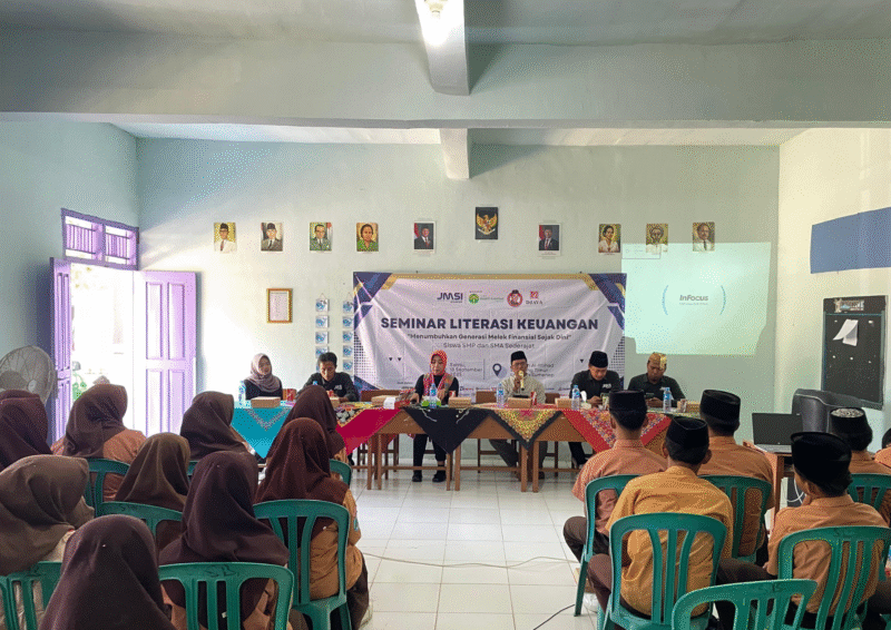 JMSI bersama BPRS Bhakti Sumekar mengadakan seminar literasi keuangan di Yayasan Ponpes Al-Ittihad, Desa Lembung Timur, Kecamatan Lenteng, Kabupaten Sumenep, Sabtu, 13/9/2025 (foto: NOLESA.COM)
