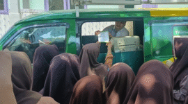 Petugas dari BPRS Bhakti Sumekar melayani siswa-siswi buka tabungan, Sabtu, 13/9/2025 (foto: IST)