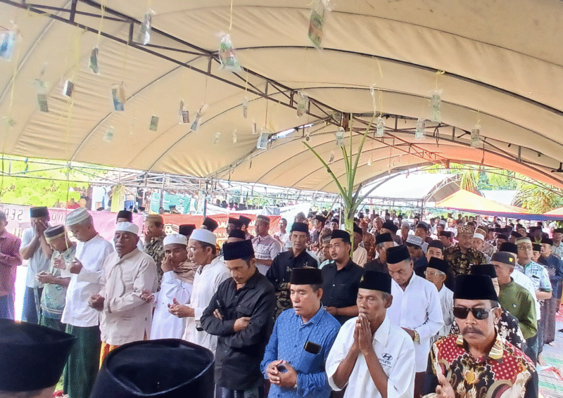 Ribuan warga khusyuk melantunkan sholawat pada acara peringatan Maulid Nabi Muhammad SAW, Selasa 16/9/2025 (for NOLESA.COM)