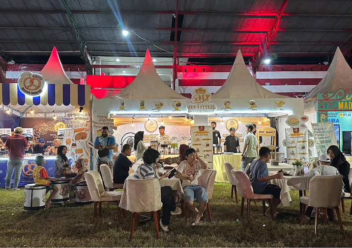 Stan Arinna Cafe & Resto serta Arinna Hidayah Bakery di area Madura Culture Festival 2025 terlihat ramai pengunjung (foto: IST) 