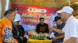 Bupati Sumenep, Dr. H. Achmad Fauzi Wongsojudo saat mengunjungi Madura Culture Festival, Senin malam, 1/9/2025 (foto: IST) 