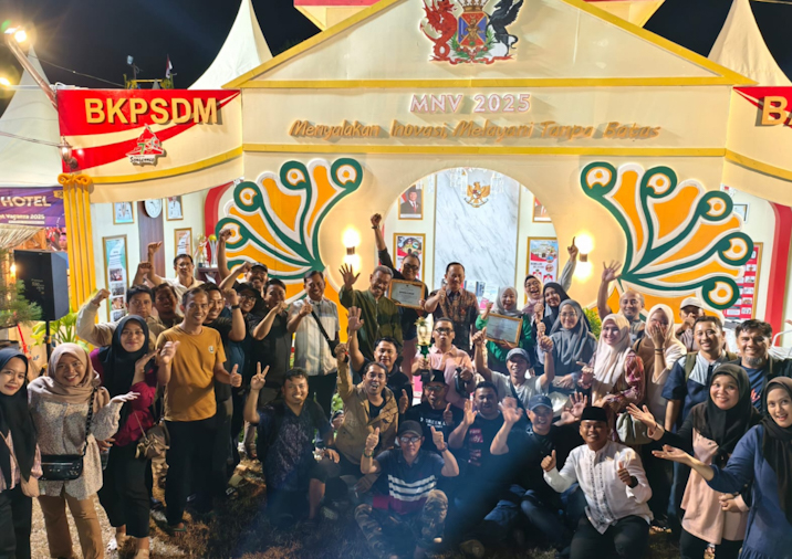 Bappeda bersama BKPSDM Kabupaten Sumenep kembali meraih penghargaan Best Booth dalam ajang Madura Night Vaganza 2025 di GOR A. Yani Panglegur Sumenep, Rabu malam, 3/9/2025 (foto: IST) 