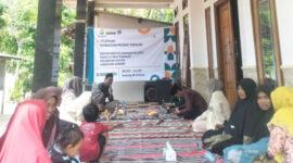 Mahasiswa KKN Universitas Annuqayah latih warga Panagan, Gapura bikin sirup dari buah siwalan (for NOLESA. COM) 