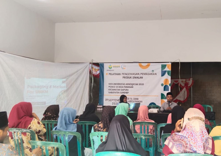 Peserta Kuliah Kerja Nyata (KKN) Universitas Annuqayah Posko 23 Desa Panagan, Kecamatan Gapura, Sumenep, menggelar pelatihan “Packing dan Marketing Produk Siwalan”, Selasa, 9/9/2025 (for NOLESA.COM) 