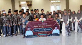 Sebelum berangkat mengkuti MTQ XXXI Jawa Timur di Jember, kafilah Sumenep melakukan sesi foto bersama, Kamis, 11/9/2025 (foto: Ist) 