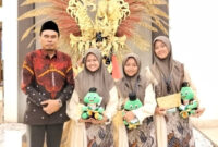 Ketua II LPTQ Sumenep yang juga Kepala Bagian Kesra Kamiludin foto bersama dengan salah satu peraih prestasi dalam MTQ XXXI Jawa Timur (for NOLESA.COM) 